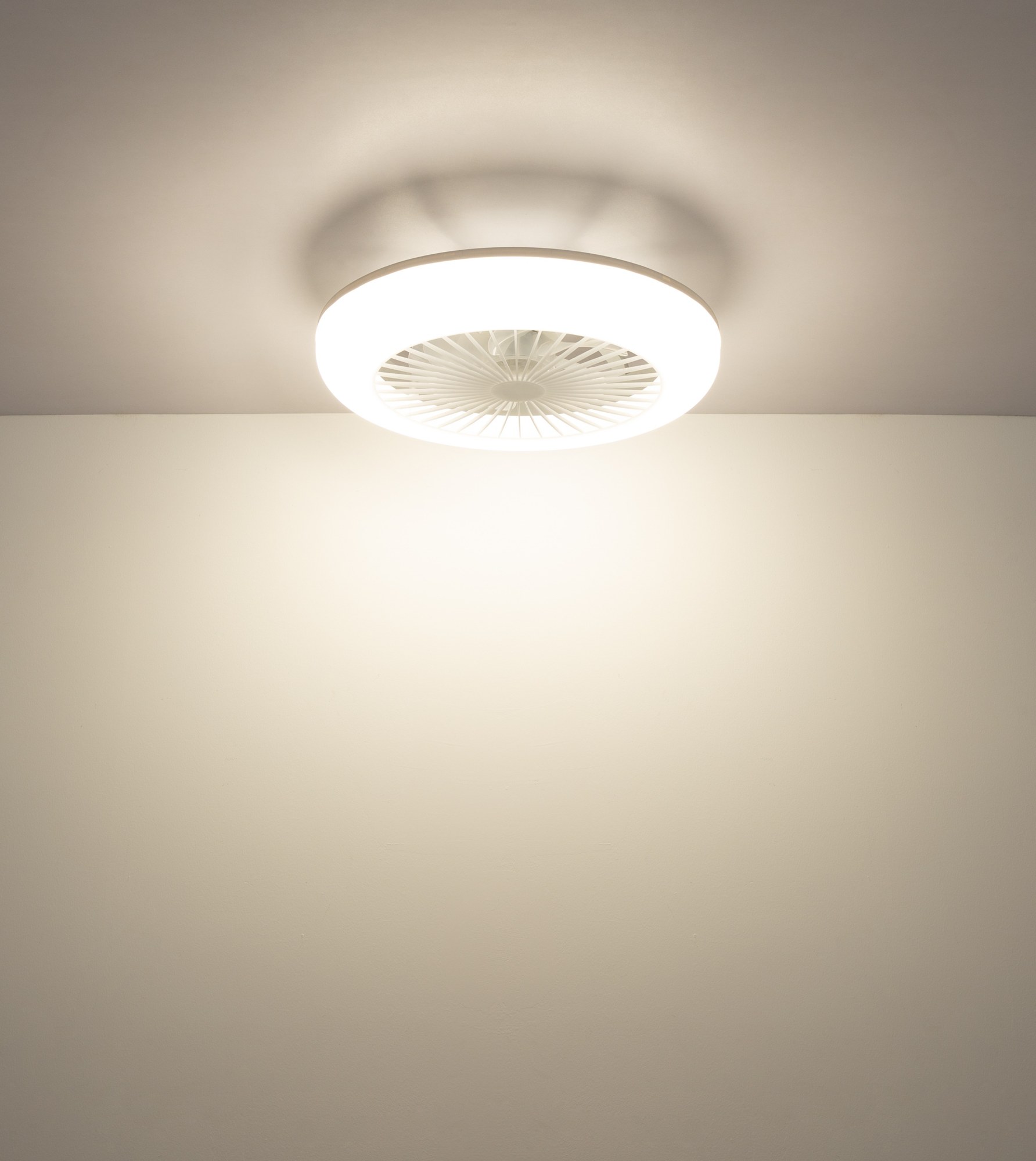 Ventilateur de plafond blanc avec lumière LED et télécommande Ø 45 cm ventilateur plafond avec télécommande blanc en forme de plafonnier rond avec lumière LED, allumé au plafond, lumière LED chaude