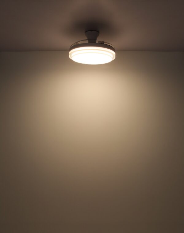 ventilateur plafond blanc 107 cm allumé au plafond en lumière chaude