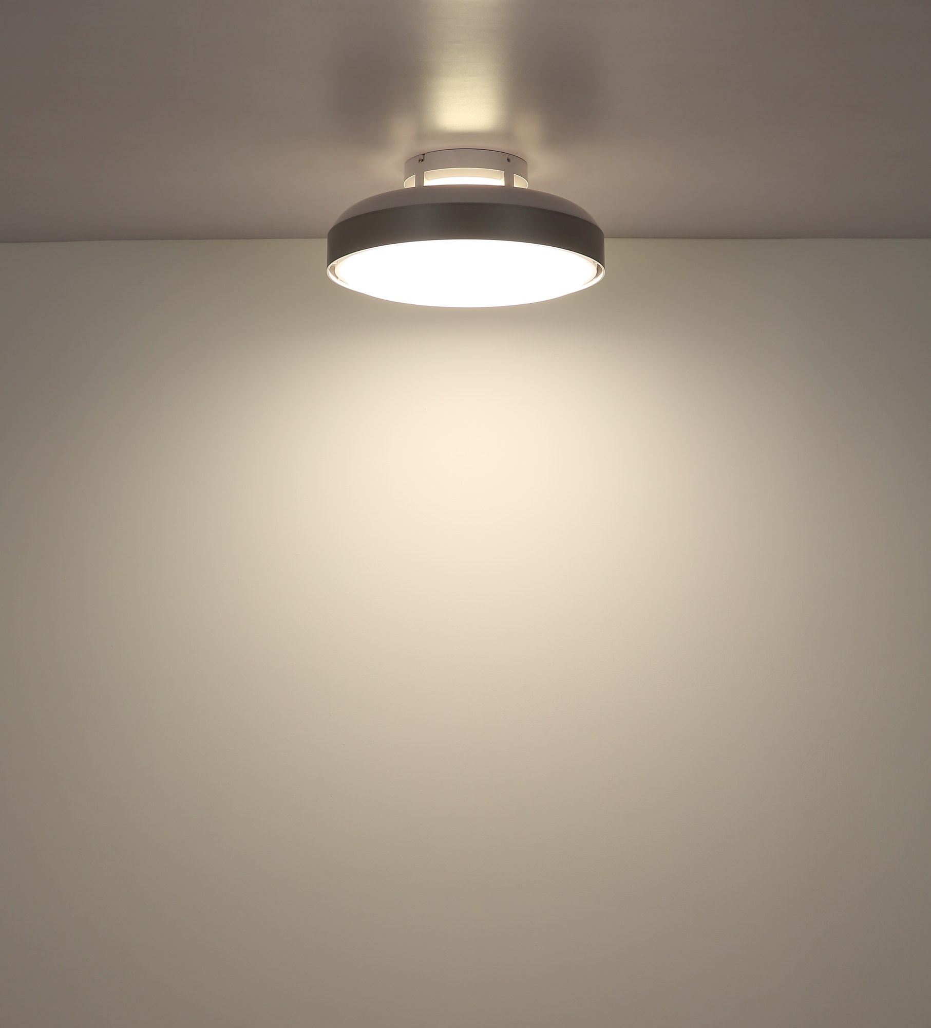 Ventilateur de plafond blanc 45 cm avec LED et télécommande radio ventilateur plafond blanc 45 cm version bandeau argent allumée au plafond