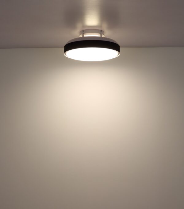 ventilateur plafond blanc 45 cm version bandeau noir allumée au plafond