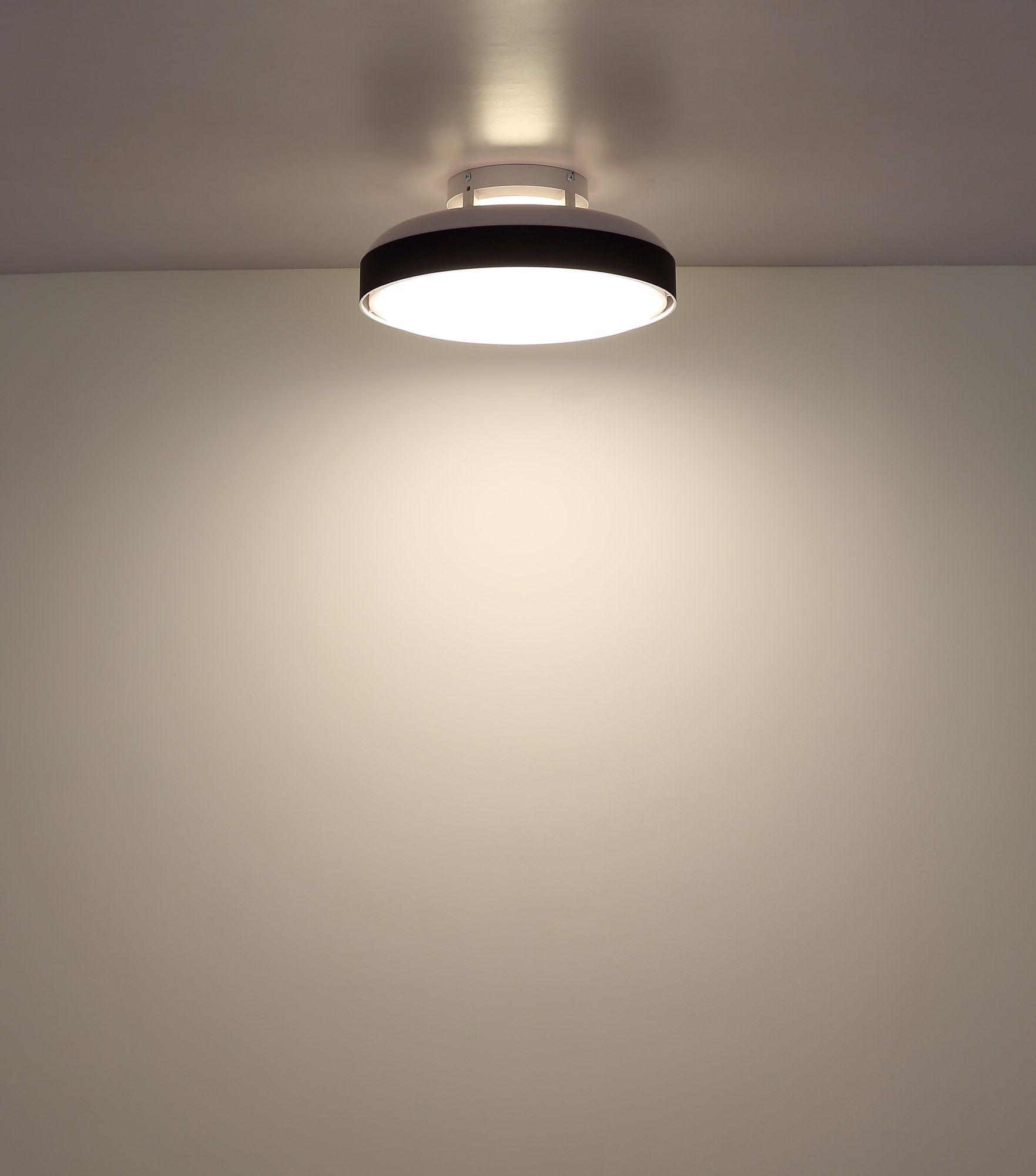 Ventilateur de plafond blanc 45 cm avec LED et télécommande radio ventilateur plafond blanc 45 cm version bandeau noir allumée au plafond