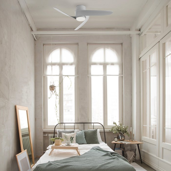 Ventilateur de plafond pour la chambre : comment bien le choisir ? Ventilateur de plafond Groenland de Mantra dans une chambre avec lit en fer et grandes fenêtres