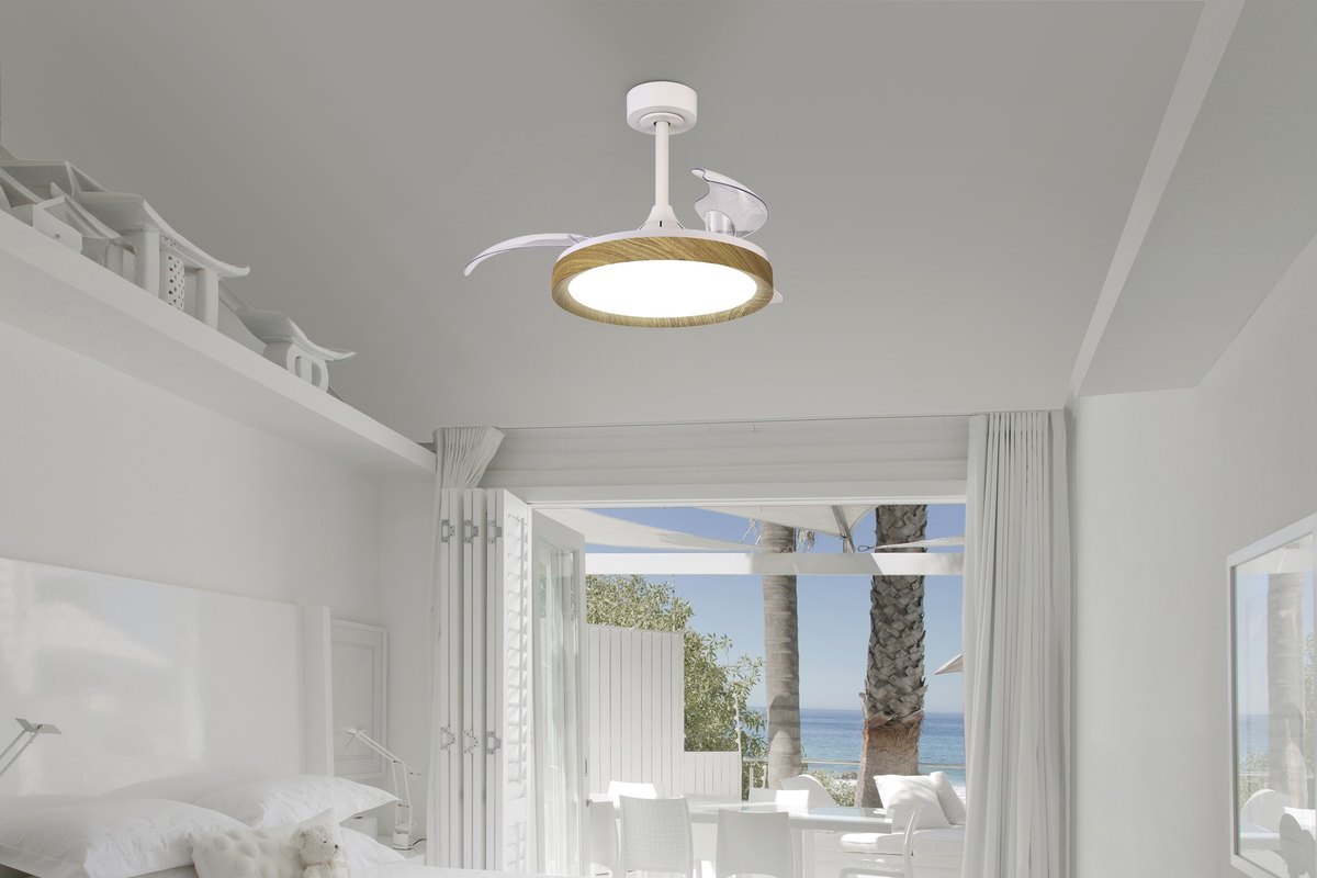 Ventilateur de plafond pour la chambre : comment bien le choisir ? Ventilateur de plafond chambre : modèle Mistral de Mantra à pales rétractables dans une chambre blanche