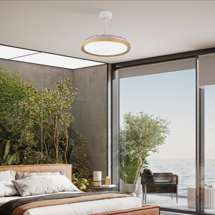 Ventilateur de plafond pour la chambre : comment bien le choisir ? Ventilateur de plafond avec lumière Mistral de Mantra dans une chambre ouverte sur une terrasse