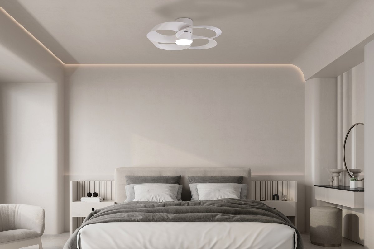 Ventilateur de plafond pour la chambre : comment bien le choisir ? Ventilateur de plafond chambre : modèle compact Rose de Mantra avec lumière au-dessus d'un lit double