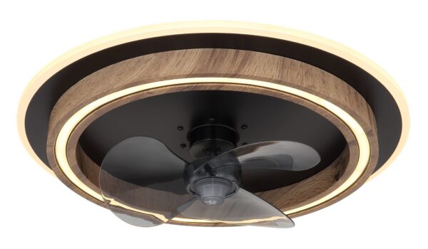 ventilateur plafond décor bois foncé allumé en blanc chaud