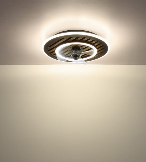ventilateur plafond lamelles bois foncé en métal noir avec anneau LED, allumé au plafond, lumière LED chaude