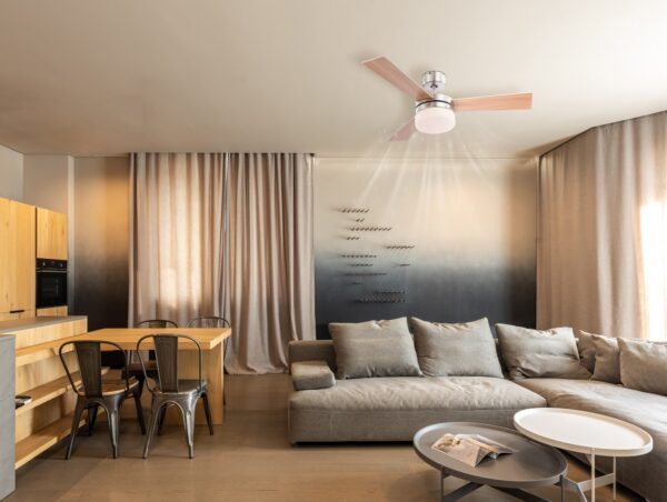ventilateur plafond hêtre 105 cm installé dans un séjour