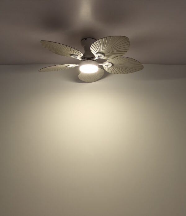 ventilateur plafond pales feuille blanc à cinq pales en forme de feuille grise avec lumière LED, allumé au plafond, lumière LED chaude
