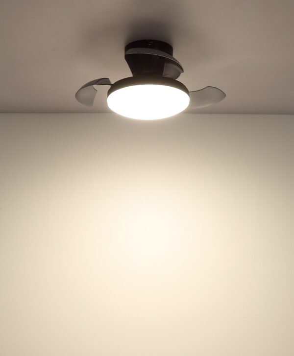 ventilateur plafond pales pliables noir à trois pales pliables avec lumière LED, allumé au plafond, lumière LED chaude