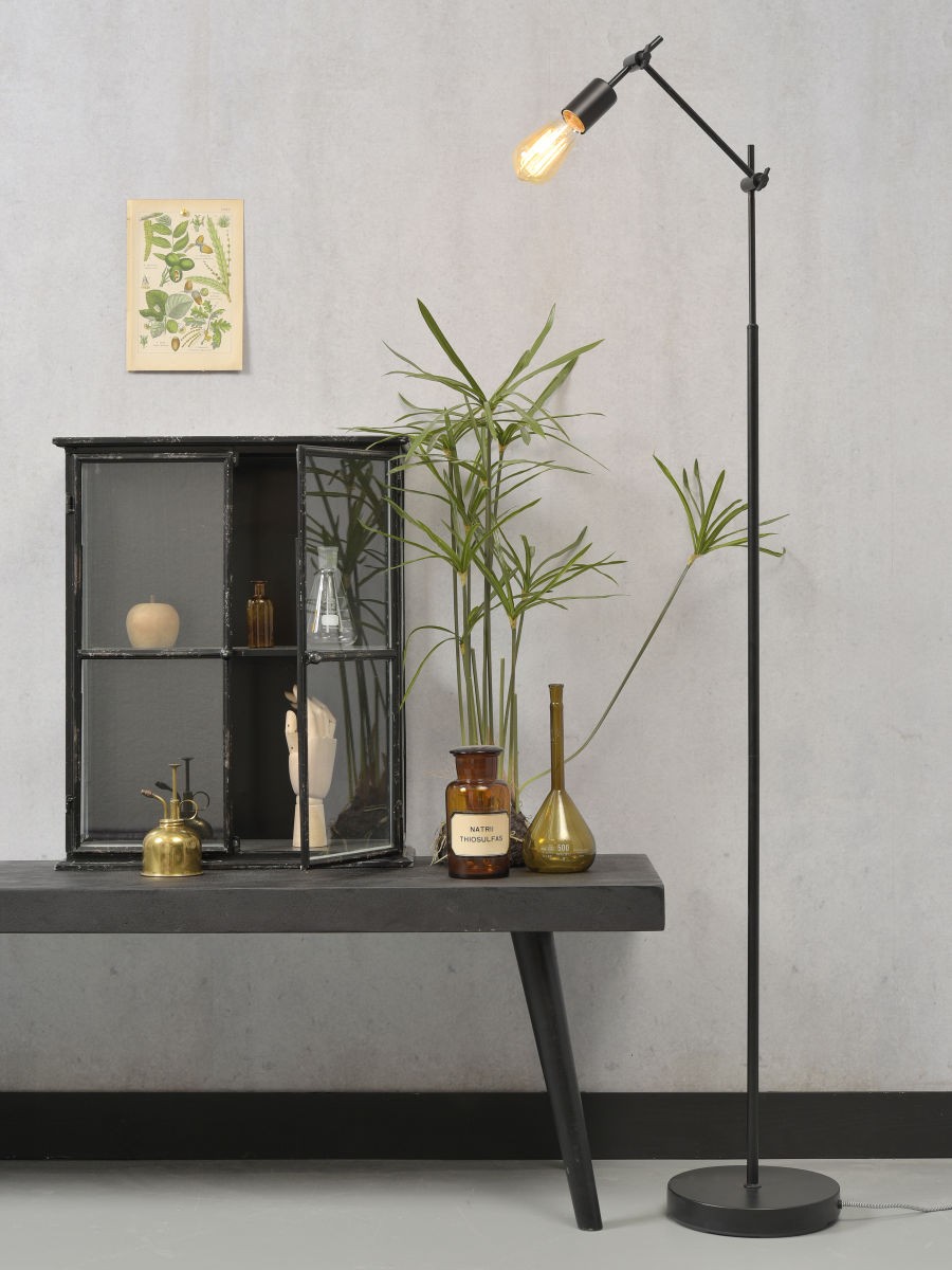 Lampadaire design Sheffield en métal au design industriel par It's About Romi Lampadaire design Sheffield en métal au design industriel par It's About Romi