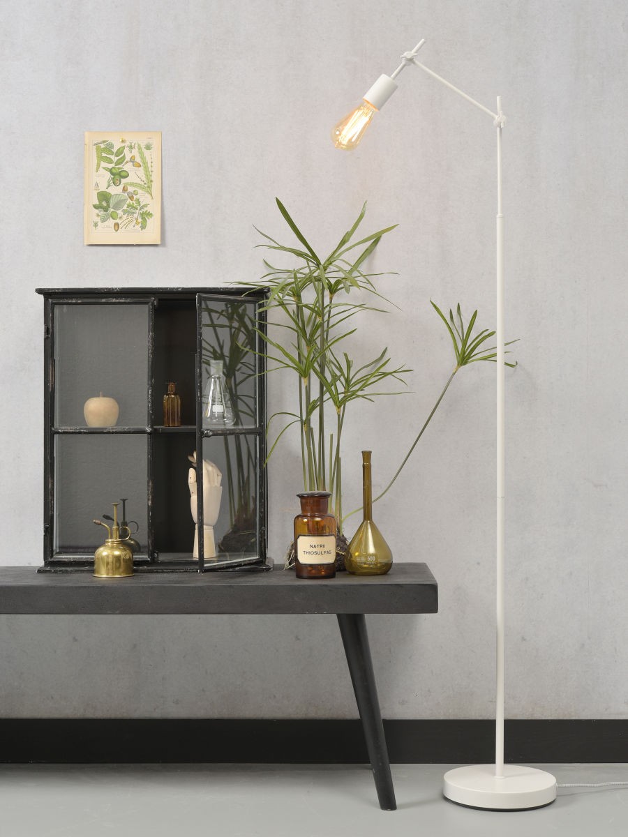 Lampadaire design Sheffield en métal au design industriel par It's About Romi Lampadaire design Sheffield en métal au design industriel par It's About Romi