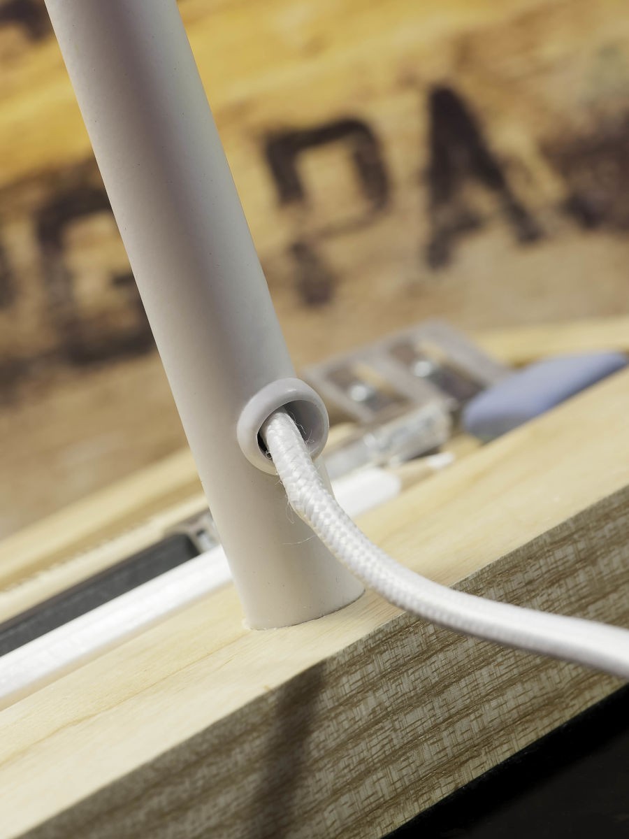 Lampe à poser Cambridge en bois au design industriel par It's About Romi Lampe à poser Cambridge en bois au design industriel par It's About Romi