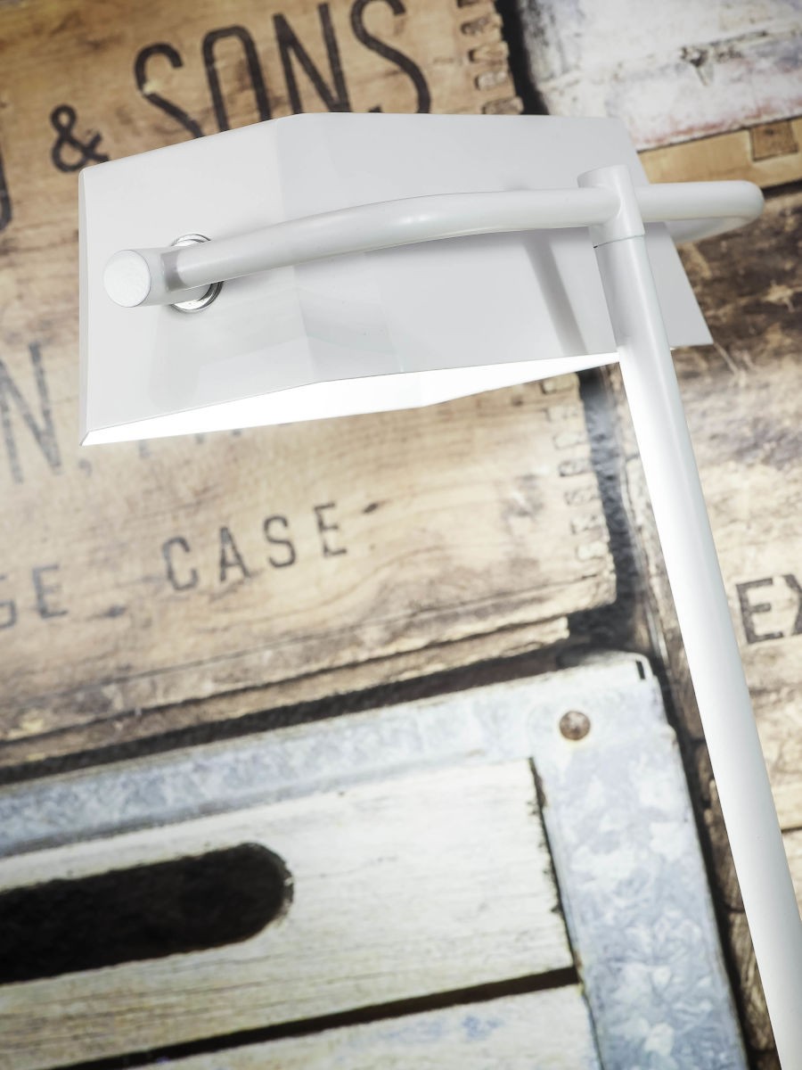Lampe à poser Cambridge en bois au design industriel par It's About Romi Lampe à poser Cambridge en bois au design industriel par It's About Romi
