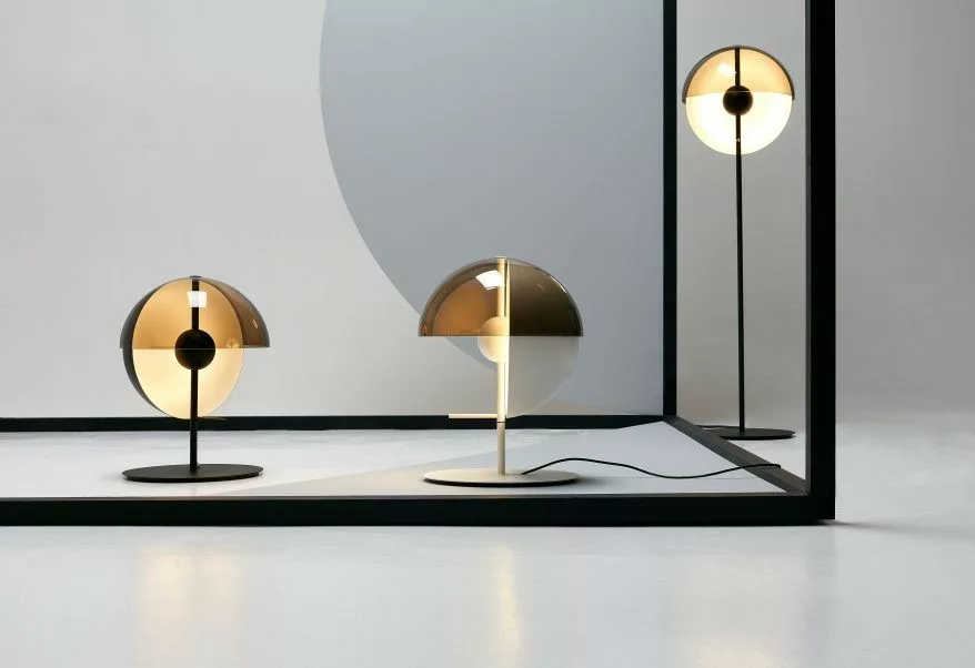 Lampadaire Theia LED 7,6W avec un abat-jour en demi-sphère par Mathias Hahn - Marset