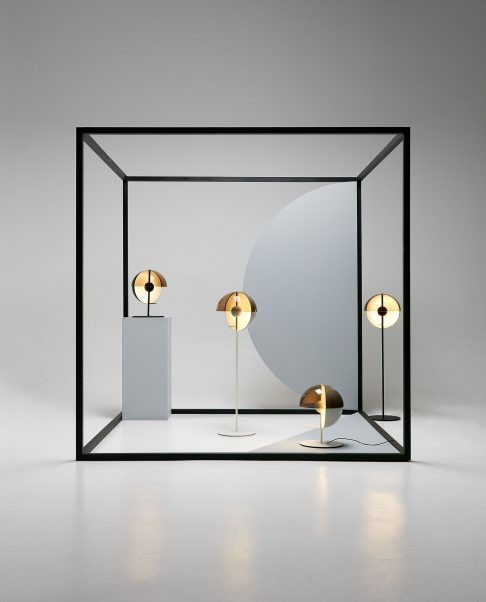 Lampadaire Theia LED 7,6W avec un abat-jour en demi-sphère par Mathias Hahn - Marset Lampadaire Theia LED 7,6W avec un abat-jour en demi-sphère par Mathias Hahn - Marset