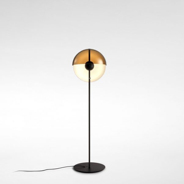 Lampadaire Theia LED 7,6W avec un abat-jour en demi-sphère par Mathias Hahn - Marset Lampadaire Theia LED 7,6W avec un abat-jour en demi-sphère par Mathias Hahn - Marset