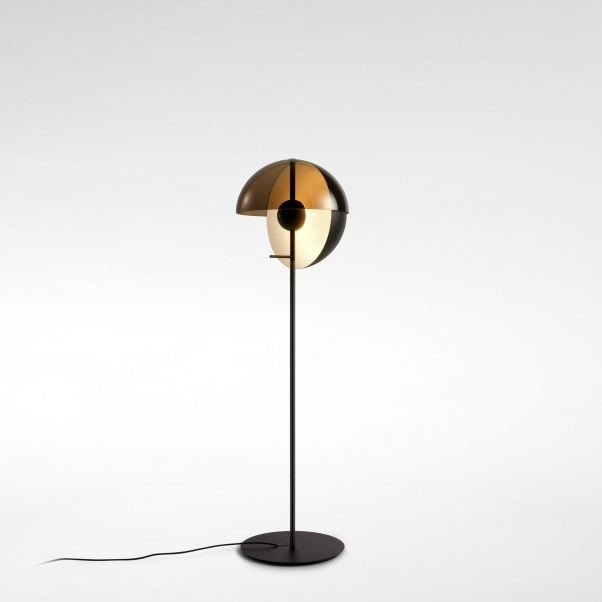 Lampadaire Theia LED 7,6W avec un abat-jour en demi-sphère par Mathias Hahn - Marset Lampadaire Theia LED 7,6W avec un abat-jour en demi-sphère par Mathias Hahn - Marset