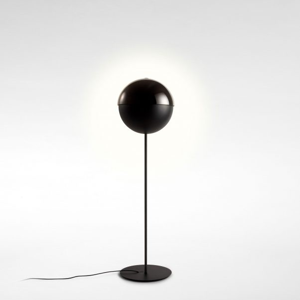 Lampadaire Theia LED 7,6W avec un abat-jour en demi-sphère par Mathias Hahn - Marset Lampadaire Theia LED 7,6W avec un abat-jour en demi-sphère par Mathias Hahn - Marset