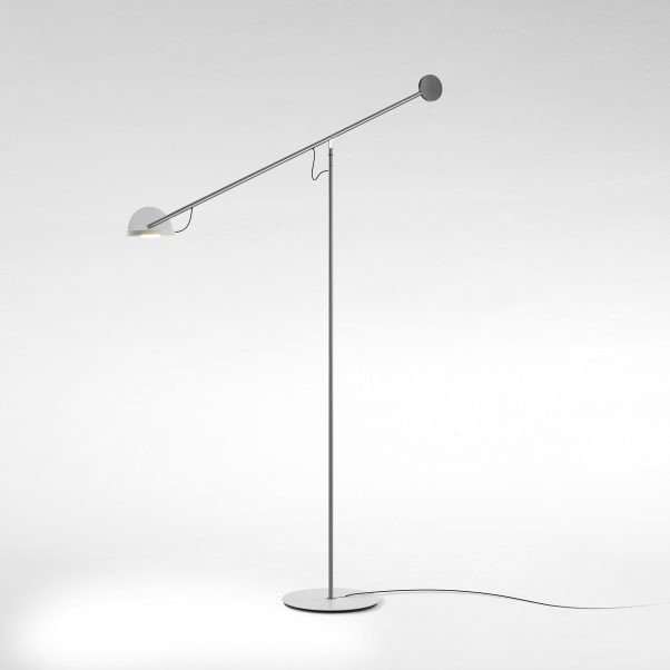 Lampadaire Copérnica LED avec bras articulé en acier par Ramírez i Carrillo - Marset Lampadaire Copérnica LED avec bras articulé en acier par Ramírez i Carrillo - Marset