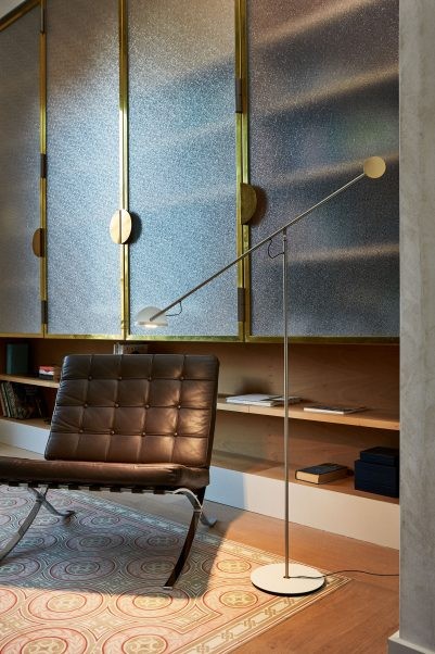 Lampadaire Copérnica LED avec bras articulé en acier par Ramírez i Carrillo - Marset Lampadaire Copérnica LED avec bras articulé en acier par Ramírez i Carrillo - Marset