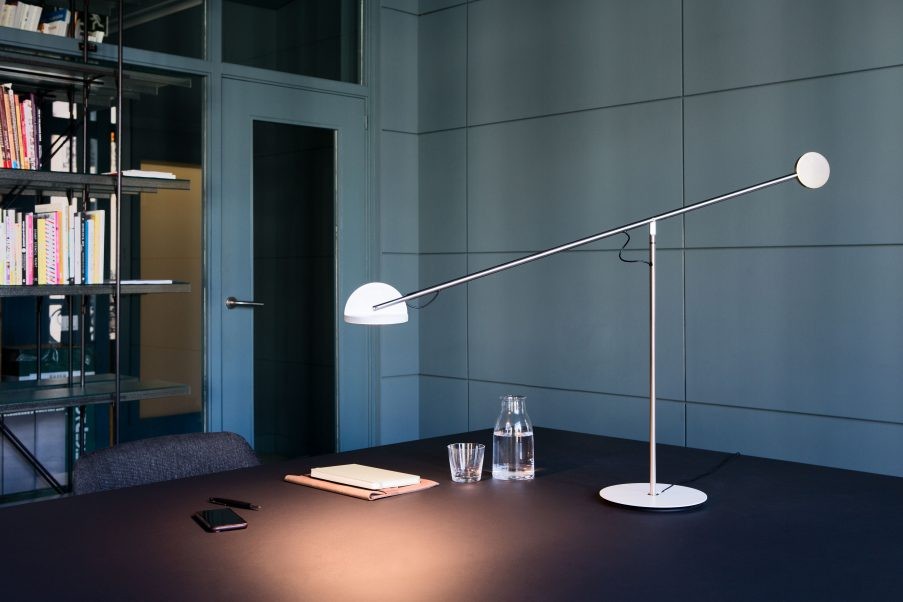 Lampe à poser Copérnica LED avec bras articulé en acier par Ramírez i Carrillo - Marset Lampe à poser Copérnica LED avec bras articulé en acier par Ramírez i Carrillo - Marset