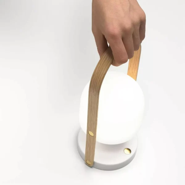 Lampe baladeuse FollowMe Plus LED Rechargeable en bois de chêne par Inma Bermúdez - Marset