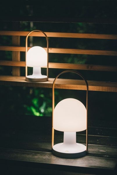 Lampe baladeuse FollowMe Plus LED Rechargeable en bois de chêne par Inma Bermúdez - Marset