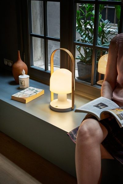 Lampe baladeuse FollowMe Plus LED Rechargeable en bois de chêne par Inma Bermúdez - Marset