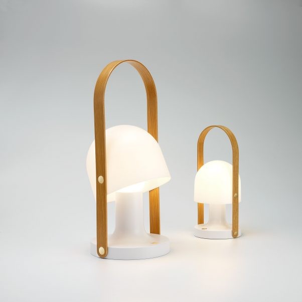 Lampe baladeuse FollowMe LED Rechargeable en bois de chêne par Inma Bermúdez - Marset