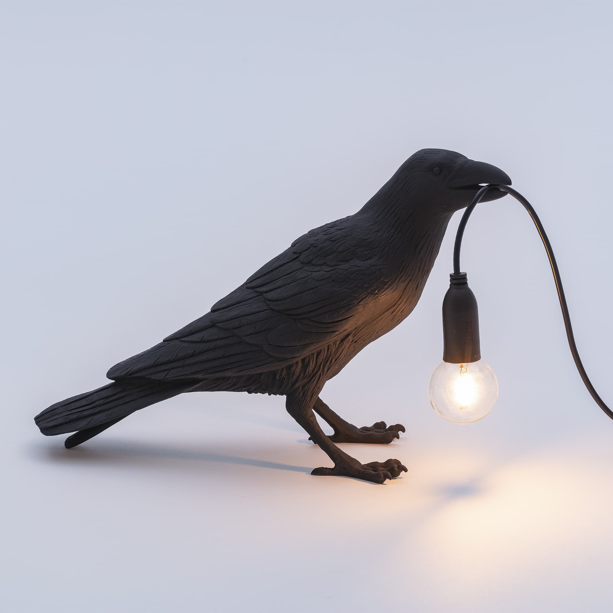 Lampe à poser Bird Lamp Waiting en forme d'oiseau en résine noir par Seletti