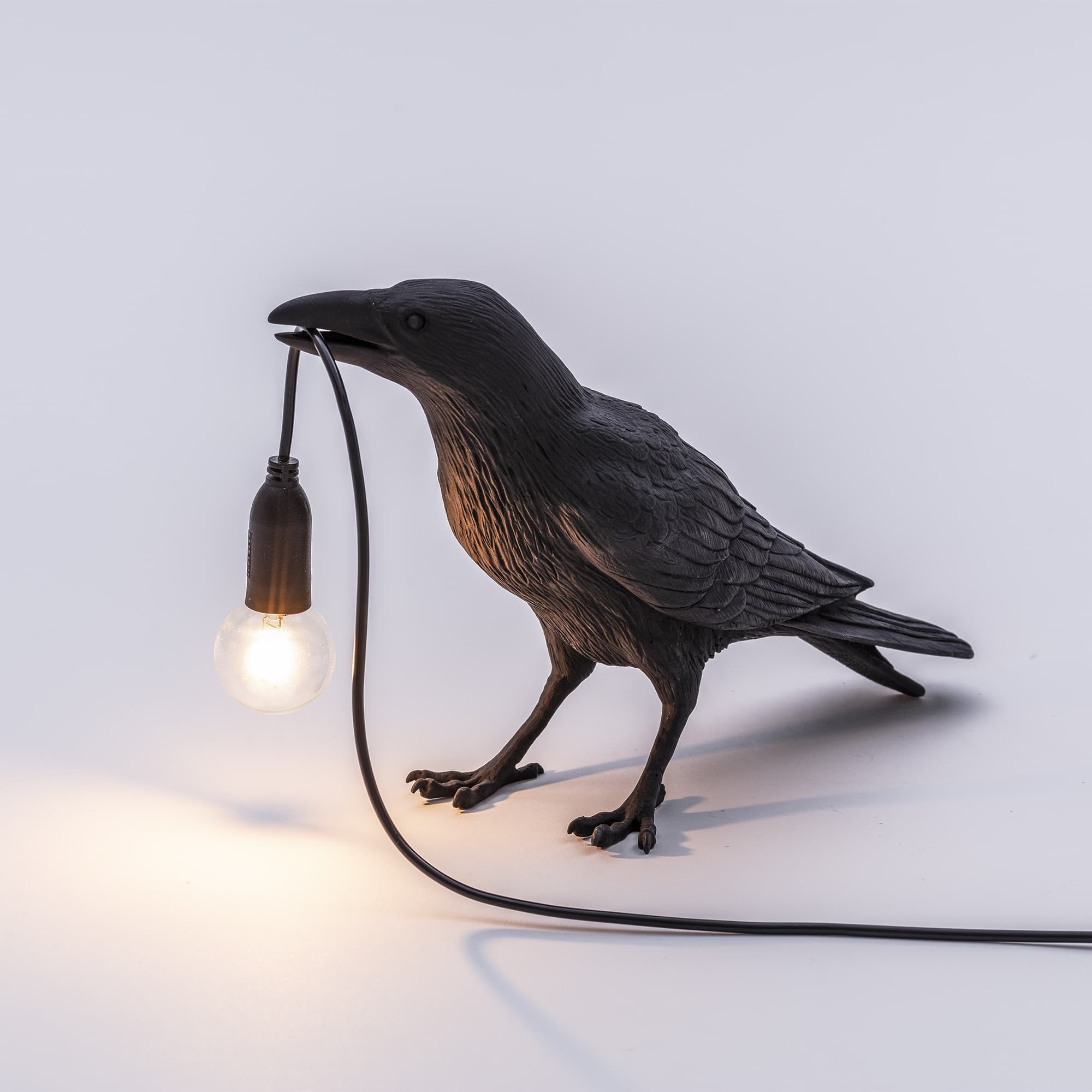Lampe à poser Bird Lamp Waiting en forme d'oiseau en résine noir par Seletti Lampe à poser Bird Lamp Waiting en forme d'oiseau en résine noir par Seletti