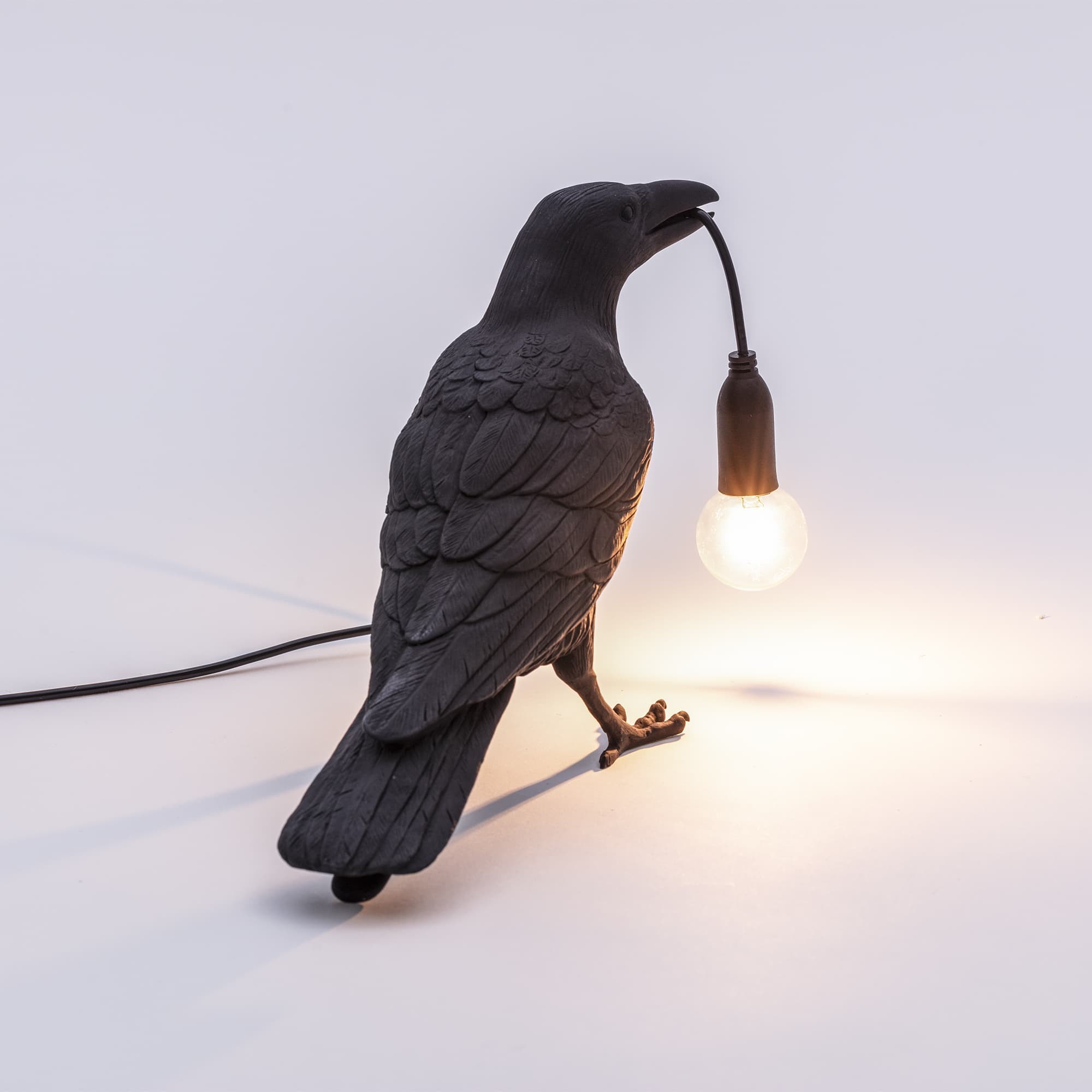 Lampe à poser Bird Lamp Waiting en forme d'oiseau en résine noir par Seletti Lampe à poser Bird Lamp Waiting en forme d'oiseau en résine noir par Seletti