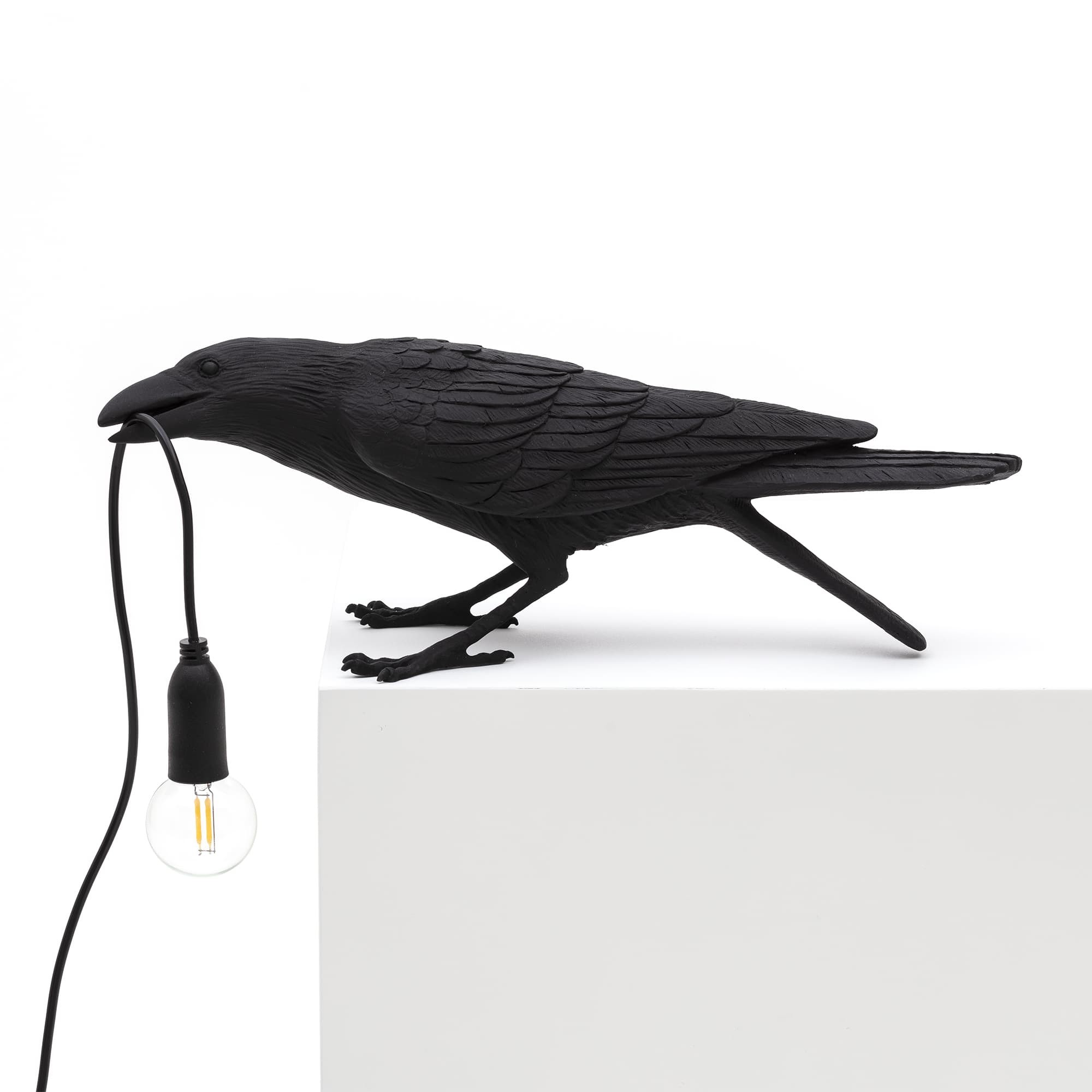 Lampe à poser Bird Lamp Playing en forme d'oiseau en résine noir par Seletti