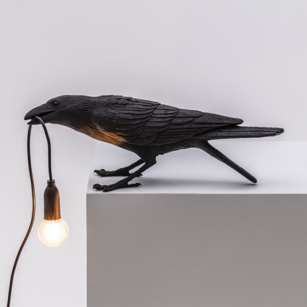 Lampe à poser Bird Lamp Playing en forme d'oiseau en résine noir par Seletti