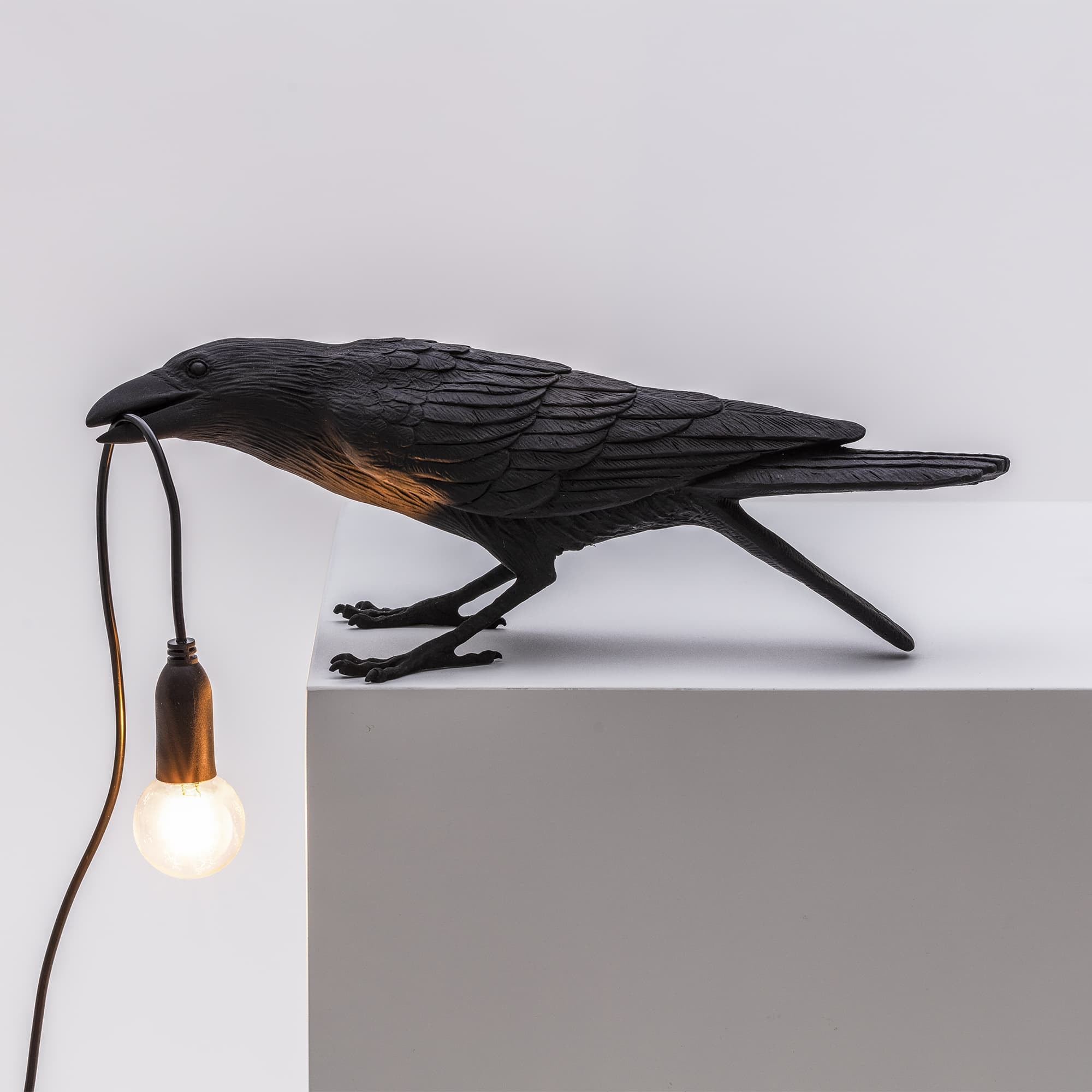 Lampe à poser Bird Lamp Playing en forme d'oiseau en résine noir par Seletti