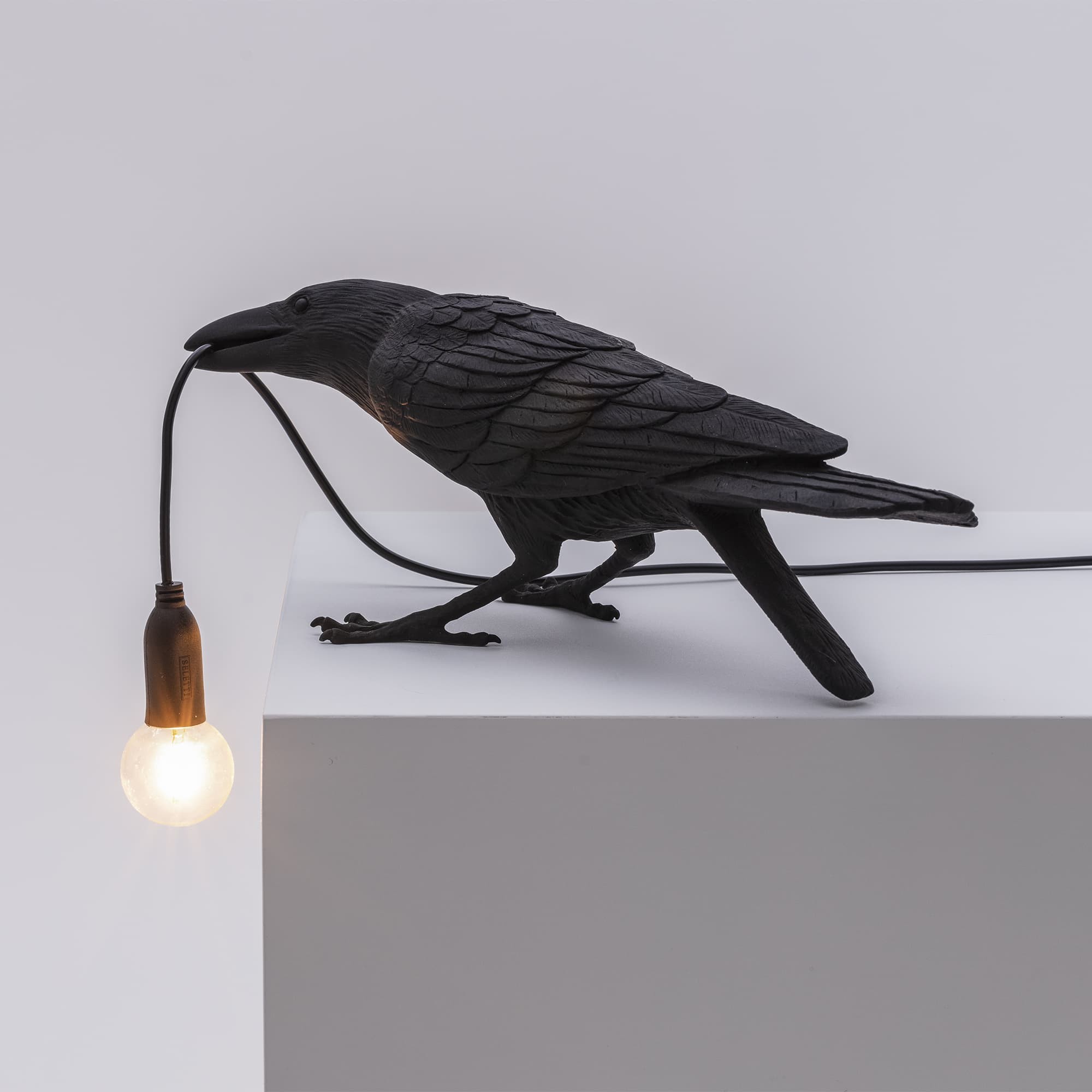 Lampe à poser Bird Lamp Playing en forme d'oiseau en résine noir par Seletti Lampe à poser Bird Lamp Playing en forme d'oiseau en résine noir par Seletti