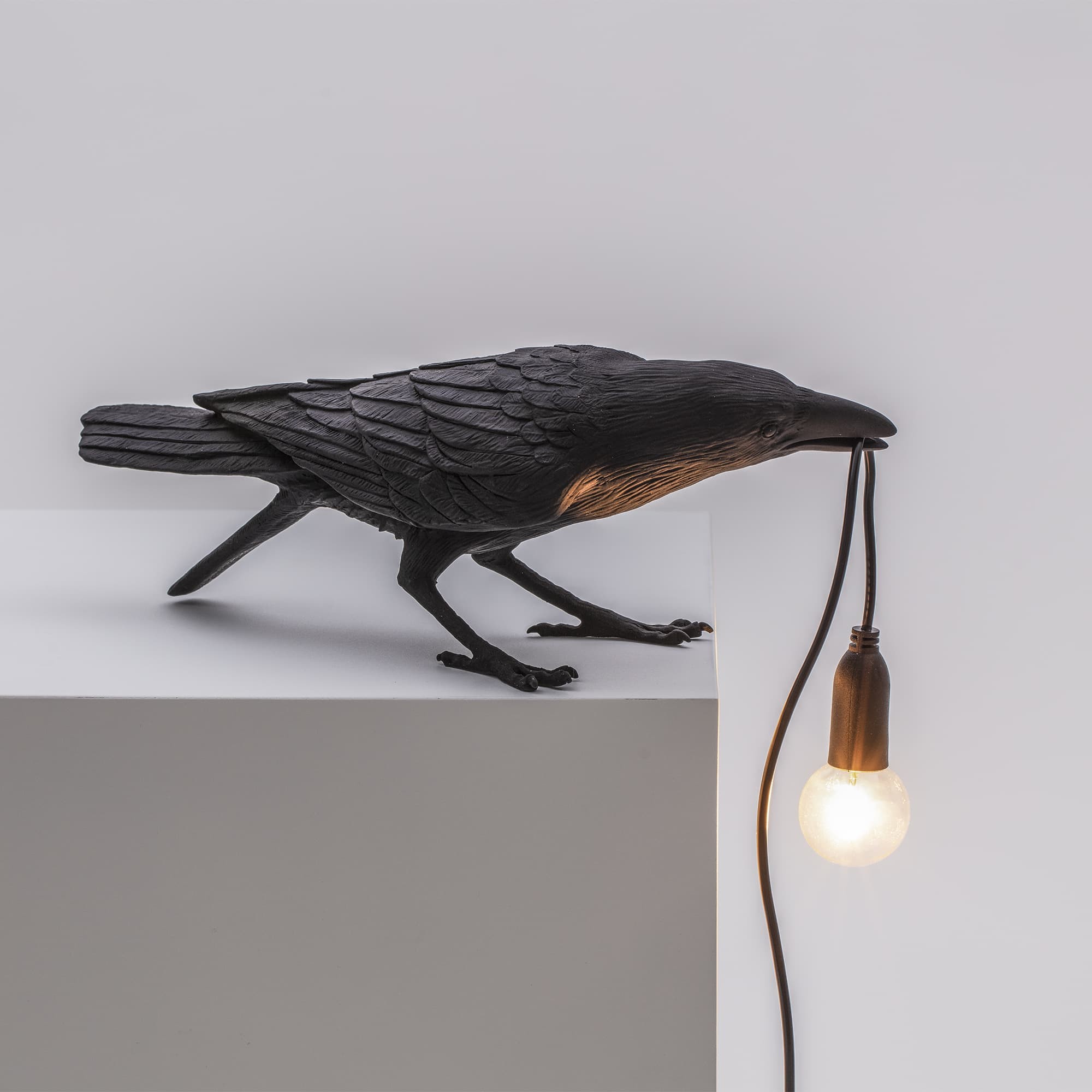 Lampe à poser Bird Lamp Playing en forme d'oiseau en résine noir par Seletti Lampe à poser Bird Lamp Playing en forme d'oiseau en résine noir par Seletti