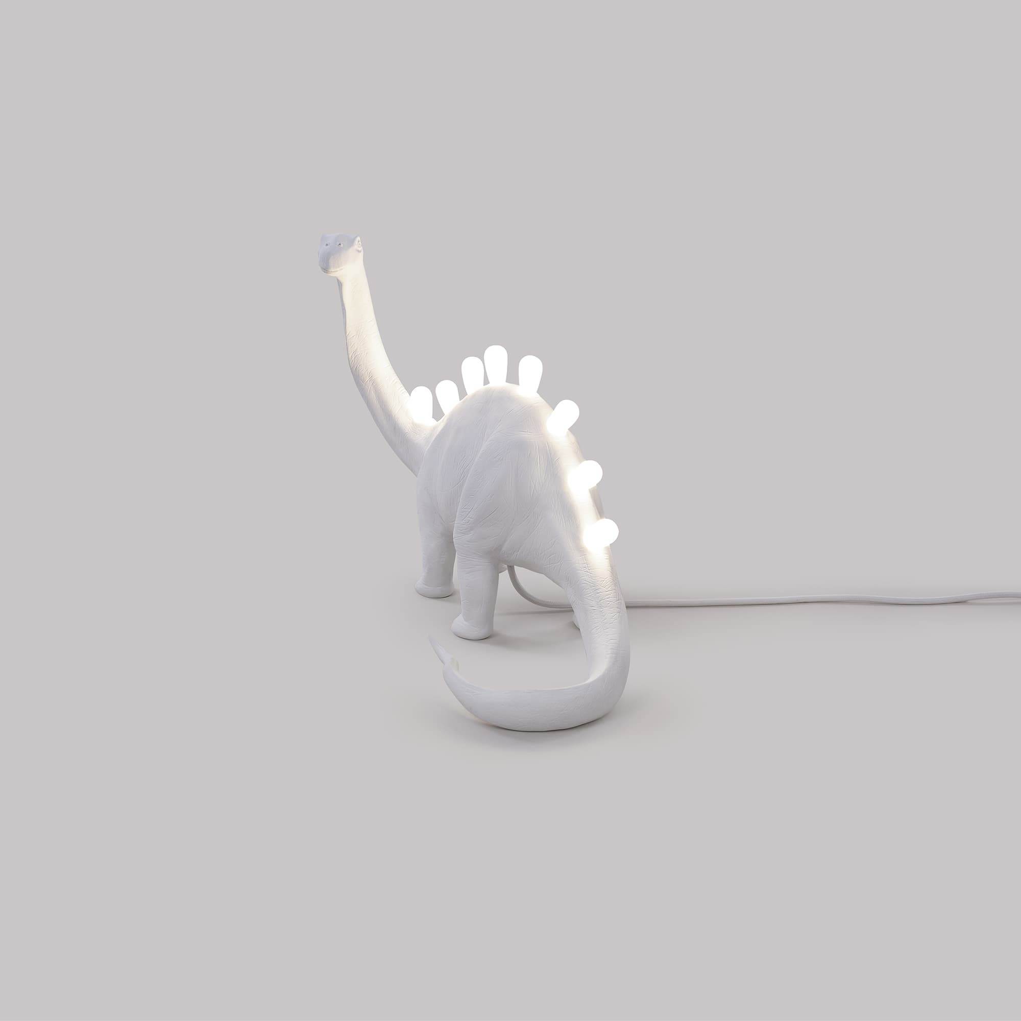 Lampe à poser Jurassic Lamp Bronto en forme de brontosaure en résine blanc par Seletti Lampe à poser Jurassic Lamp Bronto en forme de brontosaure en résine blanc par Seletti