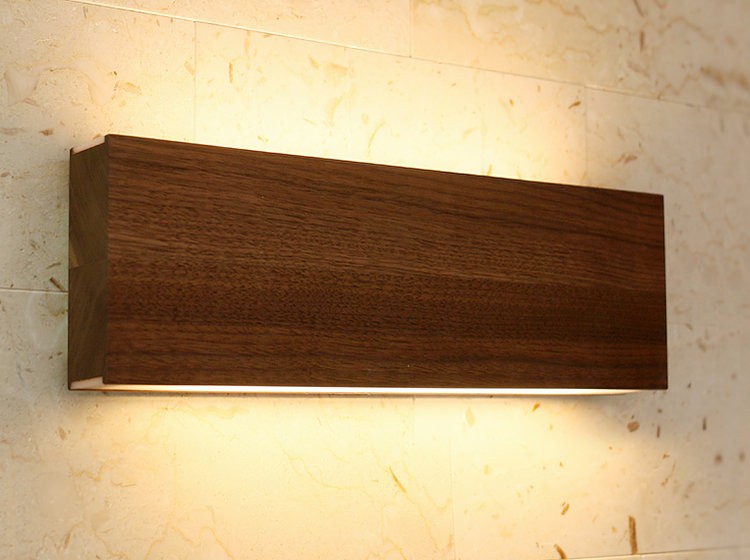 Applique murale Led120 70 cm en bois au design scandinave par Tunto