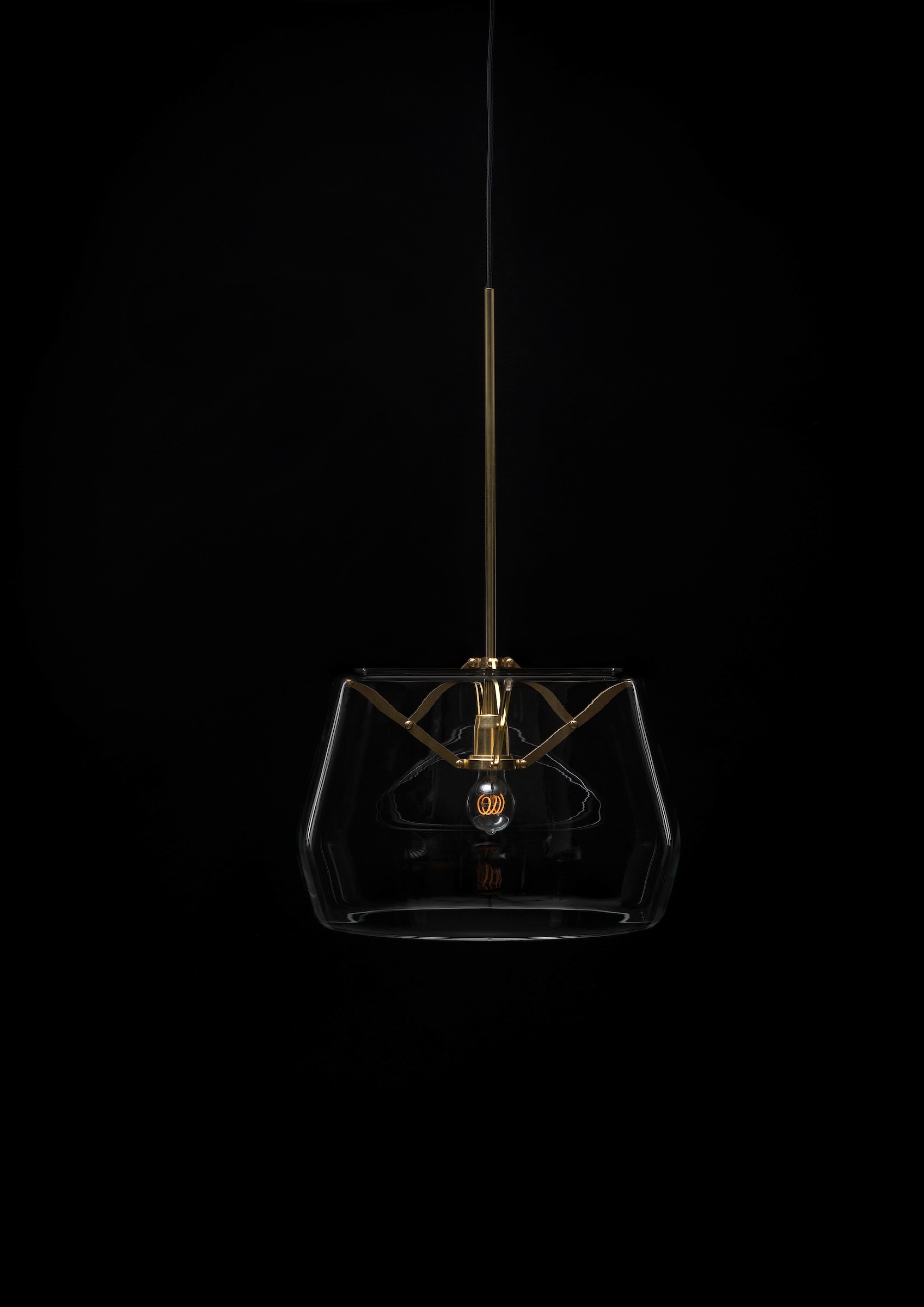 Suspension Atlas Small ø35 cm avec abat-jour en verre soufflé par Anton de Groof X Tonone Suspension Atlas Small ø35 cm avec abat-jour en verre soufflé par Anton de Groof X Tonone