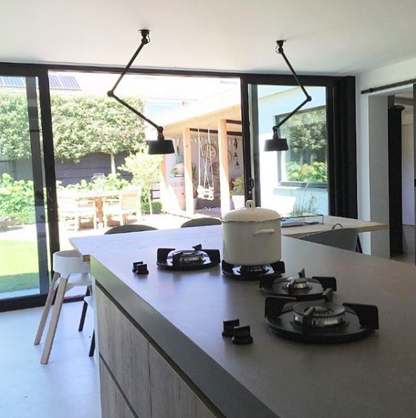 Plafonnier Bolt Centre avec 2 bras articulés au design industriel par Anton de Groof X Tonone Plafonnier Bolt Centre avec 2 bras articulés au design industriel par Anton de Groof X Tonone