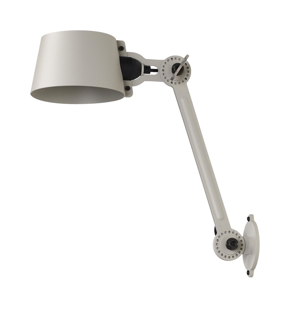 Applique Bolt latéral avec bras articulé au design industriel par Anton de Groof X Tonone Applique Bolt latéral avec bras articulé au design industriel par Anton de Groof X Tonone