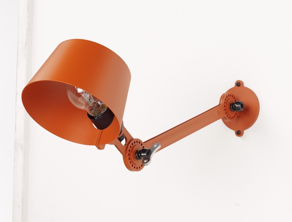 Applique Bolt latéral avec bras articulé au design industriel par Anton de Groof X Tonone Applique Bolt latéral avec bras articulé au design industriel par Anton de Groof X Tonone