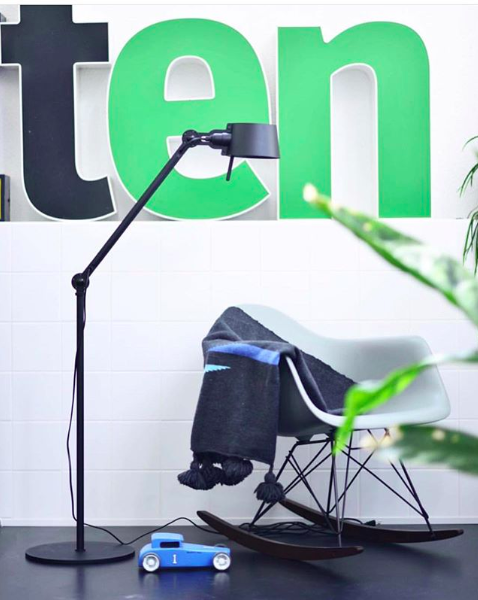 Lampadaire industriel Bolt petit avec un bras articulé par Anton de Groof X Tonone