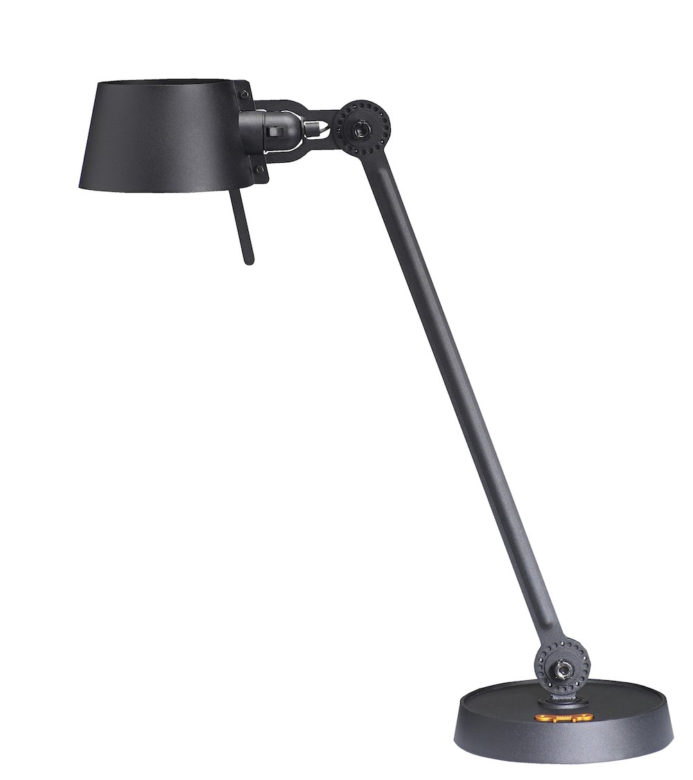 Lampe à poser Bolt avec un bras articulé au design industriel par Anton de Groof X Tonone