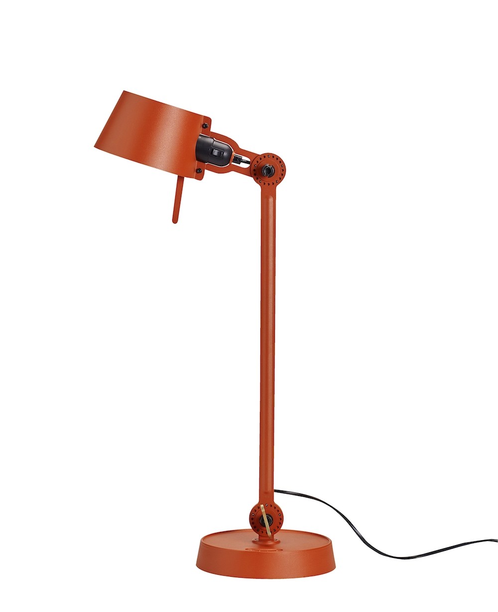 Lampe à poser Bolt avec un bras articulé au design industriel par Anton de Groof X Tonone Lampe à poser Bolt avec un bras articulé au design industriel par Anton de Groof X Tonone
