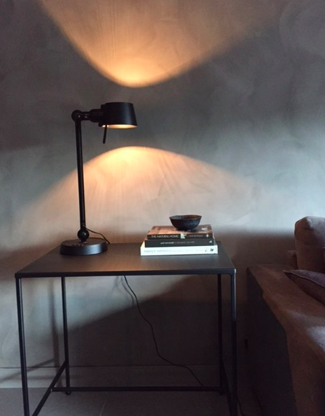 Lampe à poser Bolt avec un bras articulé au design industriel par Anton de Groof X Tonone Lampe à poser Bolt avec un bras articulé au design industriel par Anton de Groof X Tonone