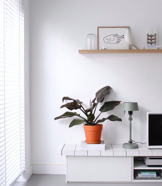 Lampe à poser Bolt Desk small avec un bras articulé au design industriel par Anton de Groof X Tonone Lampe à poser Bolt Desk small avec un bras articulé au design industriel par Anton de Groof X Tonone