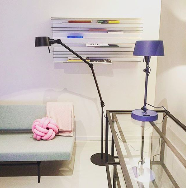 Lampe à poser Bolt Desk small avec un bras articulé au design industriel par Anton de Groof X Tonone Lampe à poser Bolt Desk small avec un bras articulé au design industriel par Anton de Groof X Tonone